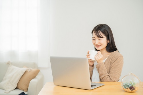 pcを見る女性
