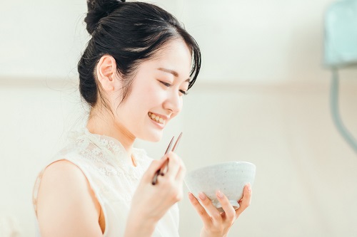白米を食べる女性