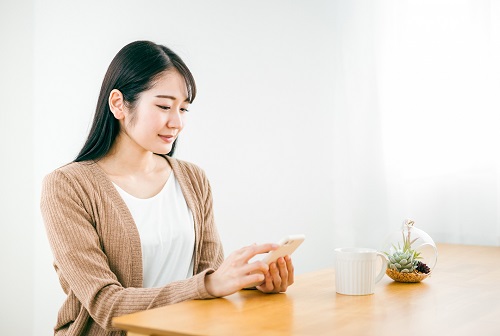 スマホを触る女性
